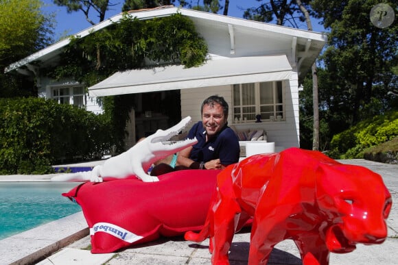 Bernard Montiel, présentateur et animateur radio pose dans sa maison du Pyla au bord de sa piscine avec des oeuvres de l artiste Richard Orlinski. Après avoir joué l'expert-media dans le jeu "La télé même l'été, Le jeu" sur C8, il passe ses vacances chez lui à Pyla-sur-Mer, son refuge depuis 30 ans. Toujours entouré des oeuvres de son grand ami Richard Orlinski, Bernard aime y recevoir ses amis autour d'un dîner et une partie de pétanque....loin du tumulte parisien ! Son adresse favorite pour manger reste l'hôtel-restaurant La Corniche, au pied de la célèbre dune du Pyla, à deux pas de chez lui, en compagnie de Sophie, la propriétaire. Il sera de retour le 28 août sur l'antenne de MFM Radio, de 9h à 12h tous les jours, et un grand retour à TPMP nouvelle version, témoignage de sa grande fidélité et amitié pour C.Hanouna. Depuis 7 ans, Bernard poursuit ses entretiens sur la chaîne TV "Animaux", où il reçoit une personnalité chaque mois qui raconte sa passion pour nos fidèles compagnons à 4 pattes. La Teste-de-Buch Pyla-Sur-Mer, le 14 juillet 2017. © Thibaud Moritz / Bestimage