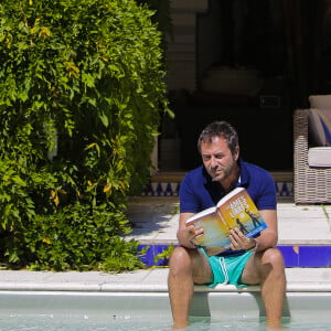 Durant une trentaine d'années, il y est venu passer ses vacances.Bernard Montiel, présentateur et animateur radio pose dans sa maison du Pyla au bord de sa piscine. © Thibaud Moritz / Bestimage