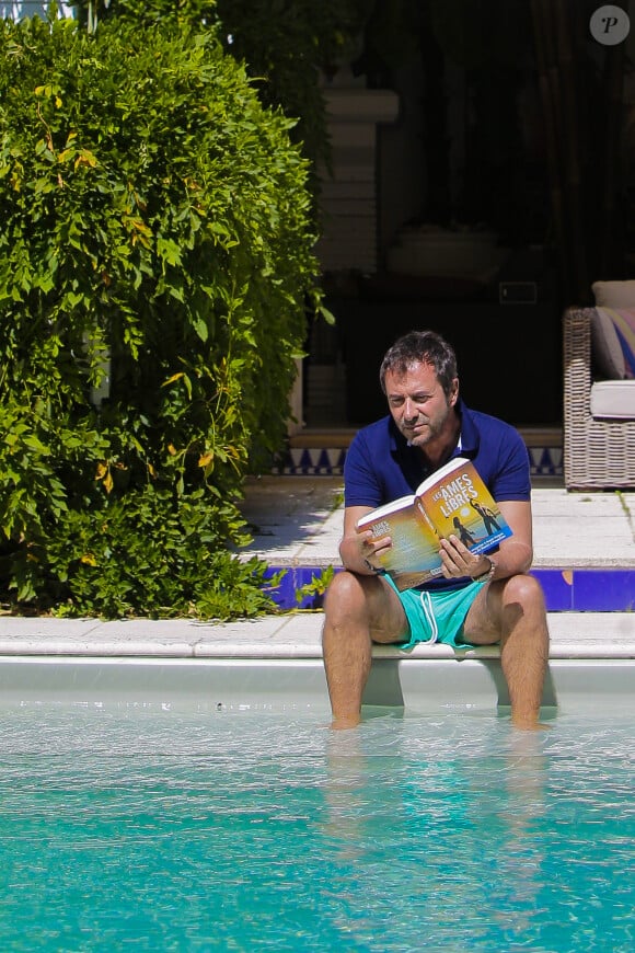 Durant une trentaine d'années, il y est venu passer ses vacances.Bernard Montiel, présentateur et animateur radio pose dans sa maison du Pyla au bord de sa piscine. Après avoir joué l'expert-media dans le jeu "La télé même l'été, Le jeu" sur C8, il passe ses vacances chez lui à Pyla-sur-Mer, son refuge depuis 30 ans. Toujours entouré des oeuvres de son grand ami Richard Orlinski, Bernard aime y recevoir ses amis autour d'un dîner et une partie de pétanque....loin du tumulte parisien ! Son adresse favorite pour manger reste l'hôtel-restaurant La Corniche, au pied de la célèbre dune du Pyla, à deux pas de chez lui, en compagnie de Sophie, la propriétaire. Il sera de retour le 28 août sur l'antenne de MFM Radio, de 9h à 12h tous les jours, et un grand retour à TPMP nouvelle version, témoignage de sa grande fidélité et amitié pour C.Hanouna. Depuis 7 ans, Bernard poursuit ses entretiens sur la chaîne TV "Animaux", où il reçoit une personnalité chaque mois qui raconte sa passion pour nos fidèles compagnons à 4 pattes. La Teste-de-Buch Pyla-Sur-Mer, le 14 juillet 2017. © Thibaud Moritz / Bestimage