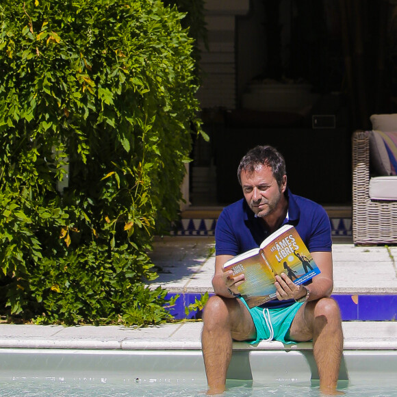 Durant une trentaine d'années, il y est venu passer ses vacances.Bernard Montiel, présentateur et animateur radio pose dans sa maison du Pyla au bord de sa piscine. © Thibaud Moritz / Bestimage