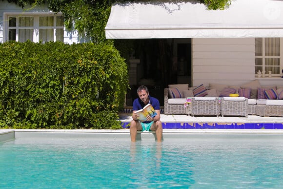 Bernard Montiel, présentateur et animateur radio pose dans sa maison du Pyla au bord de sa piscine. Après avoir joué l'expert-media dans le jeu "La télé même l'été, Le jeu" sur C8, il passe ses vacances chez lui à Pyla-sur-Mer, son refuge depuis 30 ans. Toujours entouré des oeuvres de son grand ami Richard Orlinski, Bernard aime y recevoir ses amis autour d'un dîner et une partie de pétanque....loin du tumulte parisien ! Son adresse favorite pour manger reste l'hôtel-restaurant La Corniche, au pied de la célèbre dune du Pyla, à deux pas de chez lui, en compagnie de Sophie, la propriétaire. Il sera de retour le 28 août sur l'antenne de MFM Radio, de 9h à 12h tous les jours, et un grand retour à TPMP nouvelle version, témoignage de sa grande fidélité et amitié pour C.Hanouna. Depuis 7 ans, Bernard poursuit ses entretiens sur la chaîne TV "Animaux", où il reçoit une personnalité chaque mois qui raconte sa passion pour nos fidèles compagnons à 4 pattes. La Teste-de-Buch Pyla-Sur-Mer, le 14 juillet 2017. © Thibaud Moritz / Bestimage