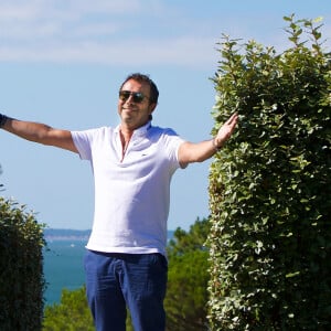 Dans une interview exclusive qu'il vient d'accorder à Purepeople...Bernard Montiel, présentateur et animateur radio pose à l'entree du restaurant "La Corniche".  © Thibaud Moritz / Bestimage