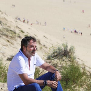 Bernard Montiel, présentateur et animateur radio pose sur la dune du Pyla. La Teste-de-Buch Pyla-Sur-Mer, le 14 juillet 2017. © Thibaud Moritz / Bestimage