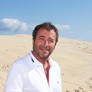 Bernard Montiel, présentateur et animateur radio pose sur la terrasse du restaurant "La Corniche" avec la dune du Pyla et le Bassin d Arcachon en fond. La Teste-de-Buch Pyla-Sur-Mer, le 14 juillet 2017. © Thibaud Moritz / Bestimage