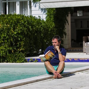 Bernard Montiel, présentateur et animateur radio pose dans sa maison du Pyla au bord de sa piscine. © Thibaud Moritz / Bestimage