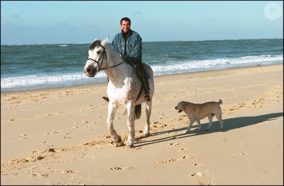 Le chroniqueur de TPMP fait part de son agacement face à cette pratique.Bernard Montiel au Pyla-sur-Mer