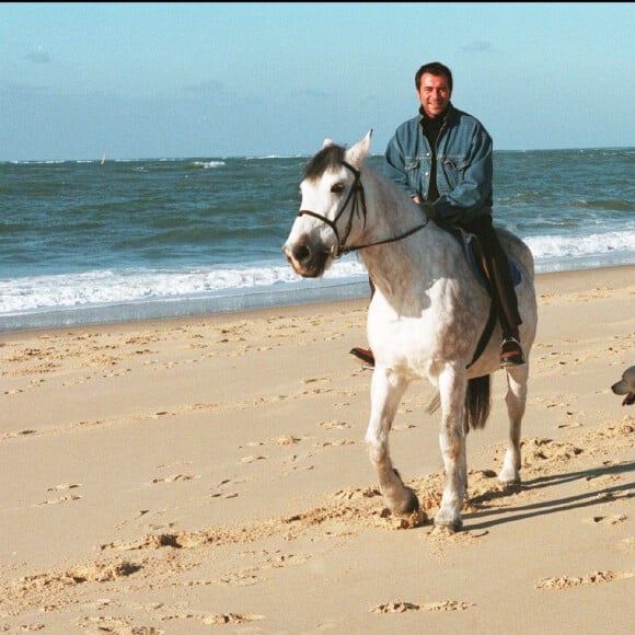 Le chroniqueur de TPMP fait part de son agacement face à cette pratique.Bernard Montiel au Pyla-sur-Mer