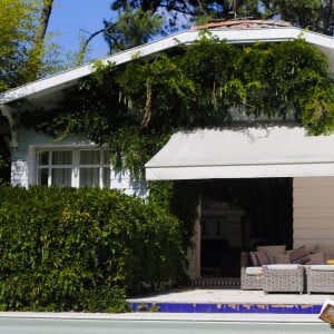 Bernard Montiel, présentateur et animateur radio pose dans sa maison du Pyla au bord de sa piscine. © Thibaud Moritz / Bestimage