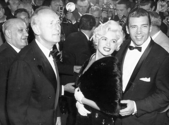 Mai 1958 - Cannes, France - Lors de la projection du film de Tati "Mon oncle" au Festival de Cannes, Bourvil aux côtés de Jayne Mansfield. Photo par Keystone Press Agency/ZUMA/ABACAPRESS.COM