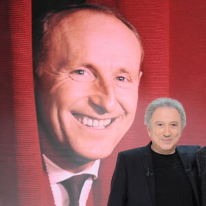 Michel Drucker, Philippe Raimbourg et Emmanuel Chaunu - Enregistrement de l'émission "Vivement dimanche" en hommage à Bourvil au studio Gabriel à Paris, diffusée sur France 3 le 2 octobre 2022. © Guillaume Gaffiot / Bestimage 