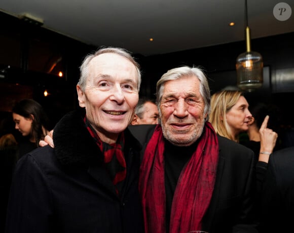 Philippe Raimbourg (fils de Bourvil), Jean-Pierre Castaldi - Vernissage de l'Exposition d'Anne Mondy, "Une époque formidable, Nos indétrônables du cinéma français", au restaurant Veramente à Paris. Le 21 novembre 2022 © Anne-Sophie Guebey via Bestimage 