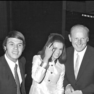 Salvatore Adamo, Bourvil et Jacques Brel lors de la première du film "Les Arnaud" à Paris en 1967