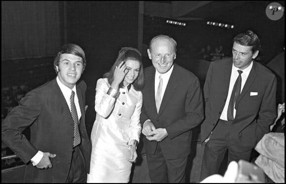 Salvatore Adamo, Bourvil et Jacques Brel lors de la première du film "Les Arnaud" à Paris en 1967