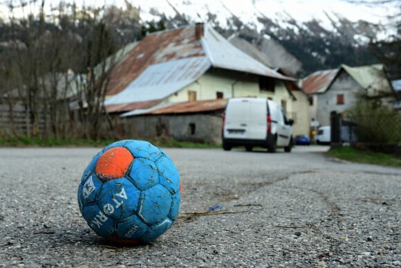 Illustrations au Vernet dans les Alpes-de-Haute-Provence dans le cadre de la disparition du petit Emile en juillet 2023 dont une partie des ossements ont été retrouvés. Le 4 avril 2024. © Romain Doucelin / Bestimage 