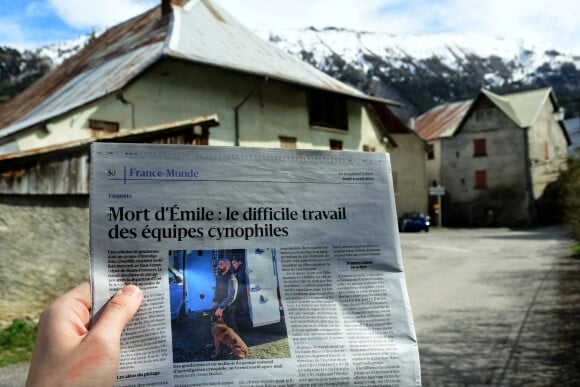 Illustrations au Vernet dans les Alpes-de-Haute-Provence dans le cadre de la disparition du petit Emile en juillet 2023 dont une partie des ossements ont été retrouvés. Le 4 avril 2024. © Romain Doucelin / Bestimage 