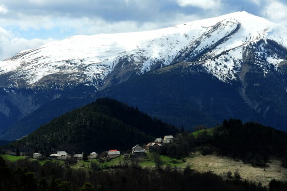 Illustrations au Vernet dans les Alpes-de-Haute-Provence dans le cadre de la disparition du petit Emile en juillet 2023 dont une partie des ossements ont été retrouvés. Le 4 avril 2024. © Romain Doucelin / Bestimage 