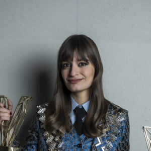 Exclusif - Clara Luciani (Artiste féminine de l'année et Album de l'année pour "Coeur") en backstage lors la 37ème cérémonie des Victoires de la musique à la Seine musicale de Boulogne-Billancourt, le 11 février 2022. © Cyril Moreau / Tiziano Da Silva / Bestimage