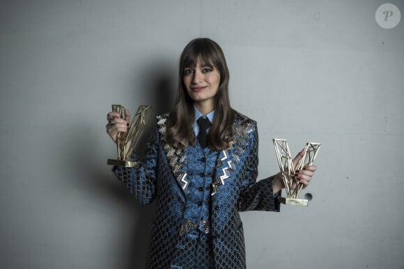 Exclusif - Clara Luciani (Artiste féminine de l'année et Album de l'année pour "Coeur") en backstage lors la 37ème cérémonie des Victoires de la musique à la Seine musicale de Boulogne-Billancourt, le 11 février 2022. © Cyril Moreau / Tiziano Da Silva / Bestimage