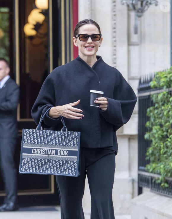 24 septembre 2024. Jennifer Garner est photographiée quittant son hôtel à Paris avec un sac à main Dior.