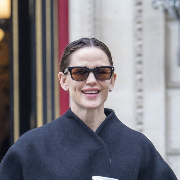 24 septembre 2024. Jennifer Garner est photographiée quittant son hôtel à Paris avec un sac à main Dior.