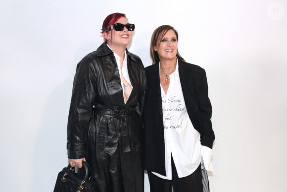 D'autres célébrités ont également participé à cet événement tant attendu. 
Louane et Maria Grazia Chiuri posent Backstage à la suite du Défilé Dior, Collection Prêt-à-porter Printemps / Eté 2025 dans le cadre de la Fashion Week de Paris, France, le 24 Septembre 2024. © Bertrand Rindoff / Bestimage 