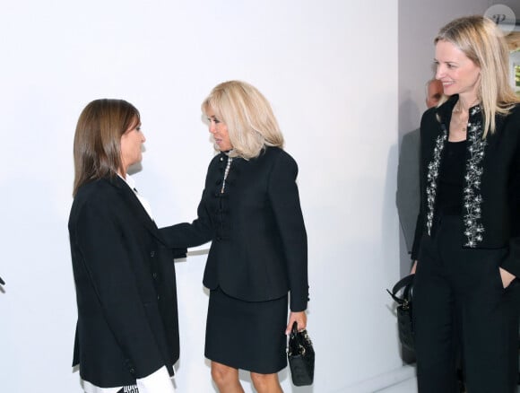 Maria Grazia Chiuri, Brigitte Macron et Delphine Arnault posent Backstage à la suite du Défilé Dior, Collection Prêt-à-porter Printemps / Eté 2025 dans le cadre de la Fashion Week de Paris, France, le 24 Septembre 2024. © Bertrand Rindoff / Bestimage 