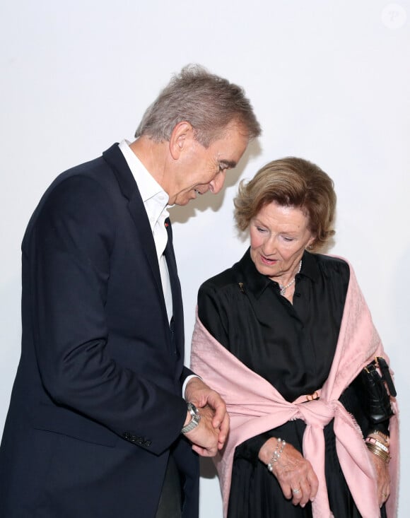 Bernard Arnault et la Reine Margrethe II du Danemark posent Backstage à la suite du Défilé Dior, Collection Prêt-à-porter Printemps / Eté 2025 dans le cadre de la Fashion Week de Paris, France, le 24 Septembre 2024. © Bertrand Rindoff / Bestimage 