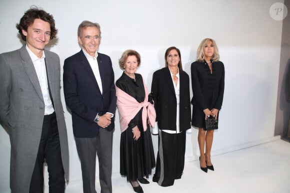 Jean Arnault, Bernard Arnault, la Reine Margrethe II du Danemark, Maria Grazia Chiuri et Brigitte Macron posent Backstage à la suite du Défilé Dior, Collection Prêt-à-porter Printemps / Eté 2025 dans le cadre de la Fashion Week de Paris, France, le 24 Septembre 2024. © Bertrand Rindoff / Bestimage 