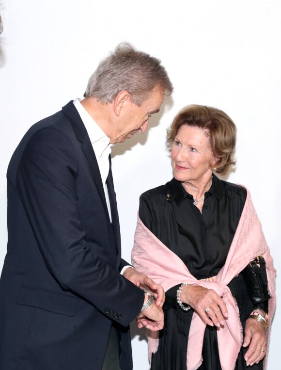 Bernard Arnault et la Reine Margrethe II du Danemark posent Backstage à la suite du Défilé Dior, Collection Prêt-à-porter Printemps / Eté 2025 dans le cadre de la Fashion Week de Paris, France, le 24 Septembre 2024. © Bertrand Rindoff / Bestimage 