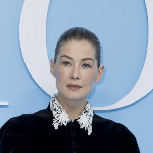 Rosamund Pike au photocall du défilé de mode féminine Dior printemps-été 2025 lors de la Fashion Week de Paris (PFW), à Paris, France, le 24 septembre 2024. © Olivier Borde/Bestimage 