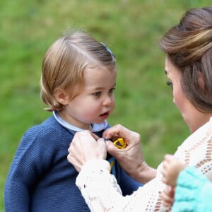 Le prince William, duc de Cambridge et Catherine (Kate) Middleton, duchesse de Cambridge, accompagnés de leurs enfants, le prince Georges et la princesse Charlotte, à une fête organisée pour les enfants dans les jardins de la Maison du Gouvernement à Victoria. Canada, le 29 septembre 2016.