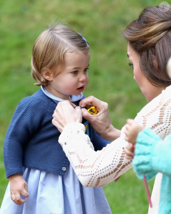 Le prince William, duc de Cambridge et Catherine (Kate) Middleton, duchesse de Cambridge, accompagnés de leurs enfants, le prince Georges et la princesse Charlotte, à une fête organisée pour les enfants dans les jardins de la Maison du Gouvernement à Victoria. Canada, le 29 septembre 2016.