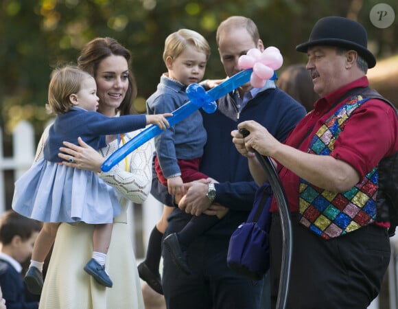 Le prince William, duc de Cambridge et Catherine (Kate) Middleton, duchesse de Cambridge, accompagnés de leurs enfants, le prince Georges et la princesse Charlotte, à une fête organisée pour les enfants dans les jardins de la Maison du Gouvernement à Victoria. Canada, le 29 septembre 2016.