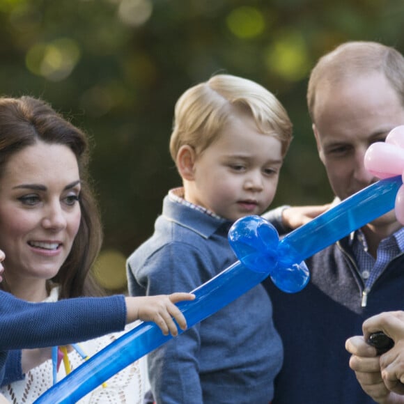 Le prince William, duc de Cambridge et Catherine (Kate) Middleton, duchesse de Cambridge, accompagnés de leurs enfants, le prince Georges et la princesse Charlotte, à une fête organisée pour les enfants dans les jardins de la Maison du Gouvernement à Victoria. Canada, le 29 septembre 2016.