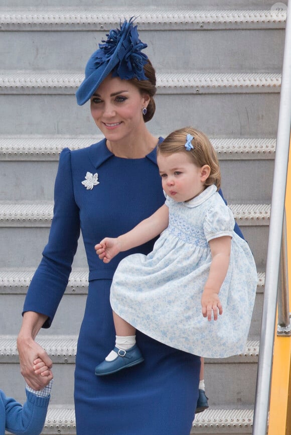 Le prince William et Catherine Kate Middleton, la duchesse de Cambridge (robe Jenny Packham, chapeau Lock & Co) arrivent à l'aéroport de Victoria avec leurs enfants le prince Georges et la princesse Charlotte, accueillis par le premier ministre Justin Trudeau et sa femme Sophie Grégoire Trudeau dans le cadre de leur visite officielle au Canada, le 24 septembre 2016.