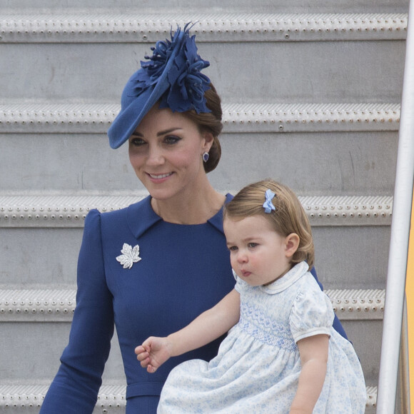 Le prince William et Catherine Kate Middleton, la duchesse de Cambridge (robe Jenny Packham, chapeau Lock & Co) arrivent à l'aéroport de Victoria avec leurs enfants le prince Georges et la princesse Charlotte, accueillis par le premier ministre Justin Trudeau et sa femme Sophie Grégoire Trudeau dans le cadre de leur visite officielle au Canada, le 24 septembre 2016.