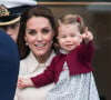 Kate Middleton s'est mise en retrait de ses fonctions royales ces derniers mois
Catherine (Kate) Middleton, duchesse de Cambridge et sa fille la princesse Charlotte - Départ du prince William, duc de Cambridge, Catherine (Kate) Middleton, duchesse de Cambridge, accompagnés de leurs enfants, le prince Georges et la princesse Charlotte après leurs voyage de 8 jours au Canada à Victoria