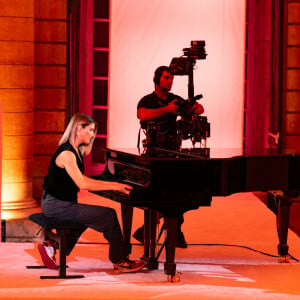 La comédienne a prouvé ses talents de pianiste, son "moyen d'expression le plus intime"
Alice Taglioni lors de la 17ème édition du Etam Live Show à la Monnaie de Paris le 24 septembre 2024. 