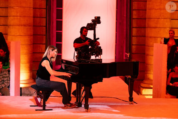 La comédienne a prouvé ses talents de pianiste, son "moyen d'expression le plus intime"
Alice Taglioni lors de la 17ème édition du Etam Live Show à la Monnaie de Paris le 24 septembre 2024. 