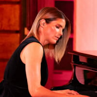 Défilé Etam : Alice Taglioni dévoile ses talents de pianiste, Charlotte Cardin dévorée du regard par son célèbre compagnon