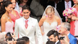 Raphaël Varane à la retraite : la légende des Bleus s'est offert un mariage de rêve avec Camille, radieuse en robe bustier