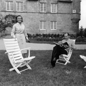 Avec le temps,
Photo d'archive datée du 30 août 1976 de l'ancien président Jacques Chirac et de son épouse Bernadette dans leur château de Bity à Sarran, France. Le président Jacques Chirac est décédé ce matin entouré de sa famille. M. Chirac a effectué deux mandats en tant que président français et a fait entrer son pays dans la monnaie unique européenne. Photo Buthaud/ANDBZ/ABACAPRESS.COM