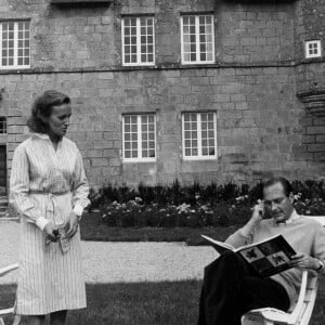 ils y auront passé de bons moments,
Jacques Chirac le 30 aout 1976, apres sa demission de Premier ministre du gouvernement de Giscard d'Estaing, demission annoncee le 25 aout 1976. Jacques Chirac se repose en famille au chateau de Bity a Sarran en Correze, avec son epouse Bernadette et ses deux filles Claude et Laurence. - Photo by Buthaud/ANDBZ/ABACAPRESS.COM