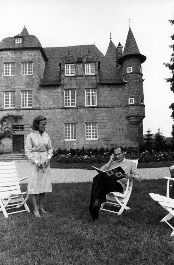 ils y auront passé de bons moments,
Jacques Chirac le 30 aout 1976, apres sa demission de Premier ministre du gouvernement de Giscard d'Estaing, demission annoncee le 25 aout 1976. Jacques Chirac se repose en famille au chateau de Bity a Sarran en Correze, avec son epouse Bernadette et ses deux filles Claude et Laurence. - Photo by Buthaud/ANDBZ/ABACAPRESS.COM