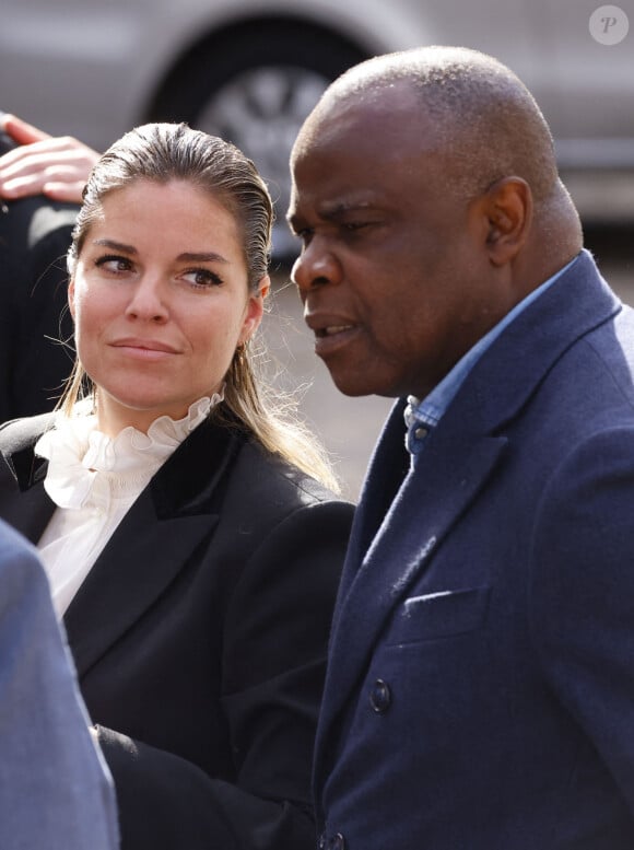 "Mais quand il entre dans la pièce, il s'effondre à tes pieds et éclate en sanglots", écrit la belle-fille de Bernard Tapie

Sophie Tapie (Fille du défunt) et Basile Boli - Sorties de la messe funéraire en hommage à Bernard Tapie en l'église Saint-Germain-des-Prés à Paris. Le 6 octobre 2021 © Jacovides-Moreau / Bestimage