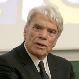 "Avant d'entrer dans la chambre, Sophie le briefe, elle le prévient que tu n'es plus le même, que tu as beaucoup maigri", ajoute-t-elle

Exclusif - Bernard Tapie, nouveau parrain des étudiants en médecine, en compagnie de sa femme Dominique et de Christian Estrosi (maire de Nice) participe à la rentrée solennelle de la faculté de médecine de Nice.