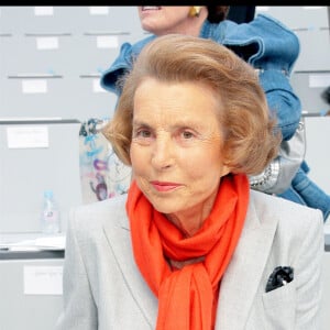 Dans le documentaire, est évoqué une "circulation de l'argent dans cette maison assez incroyable". 
Liliane Bettencourt en 2009