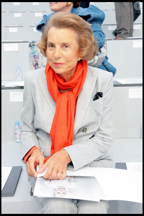 Dans le documentaire, est évoqué une "circulation de l'argent dans cette maison assez incroyable". 
Liliane Bettencourt en 2009