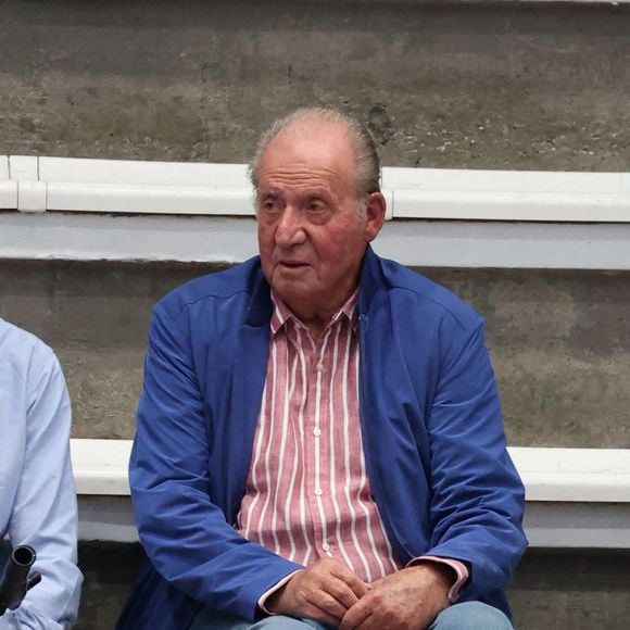 Juan Carlos au coeur d'une polémique
Le roi Juan Carlos Ier et Pedro Campos assistent au match de handball de son petit-fils Pablo Urdangarin à Pontevedra, le 21 mai 2022.