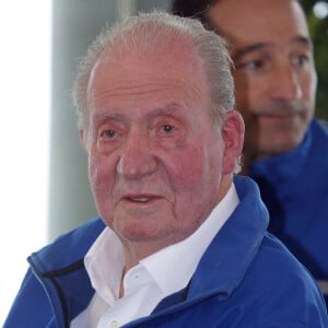 "Je suis resté bouche bée et triste"
Le roi Juan Carlos Ier avec l'équipage du "Bribon" vainqueur du Trophée Xacobeo à Sanxenxo, Espagne. © José Ramón Hernando/Europa Press/Bestimage 